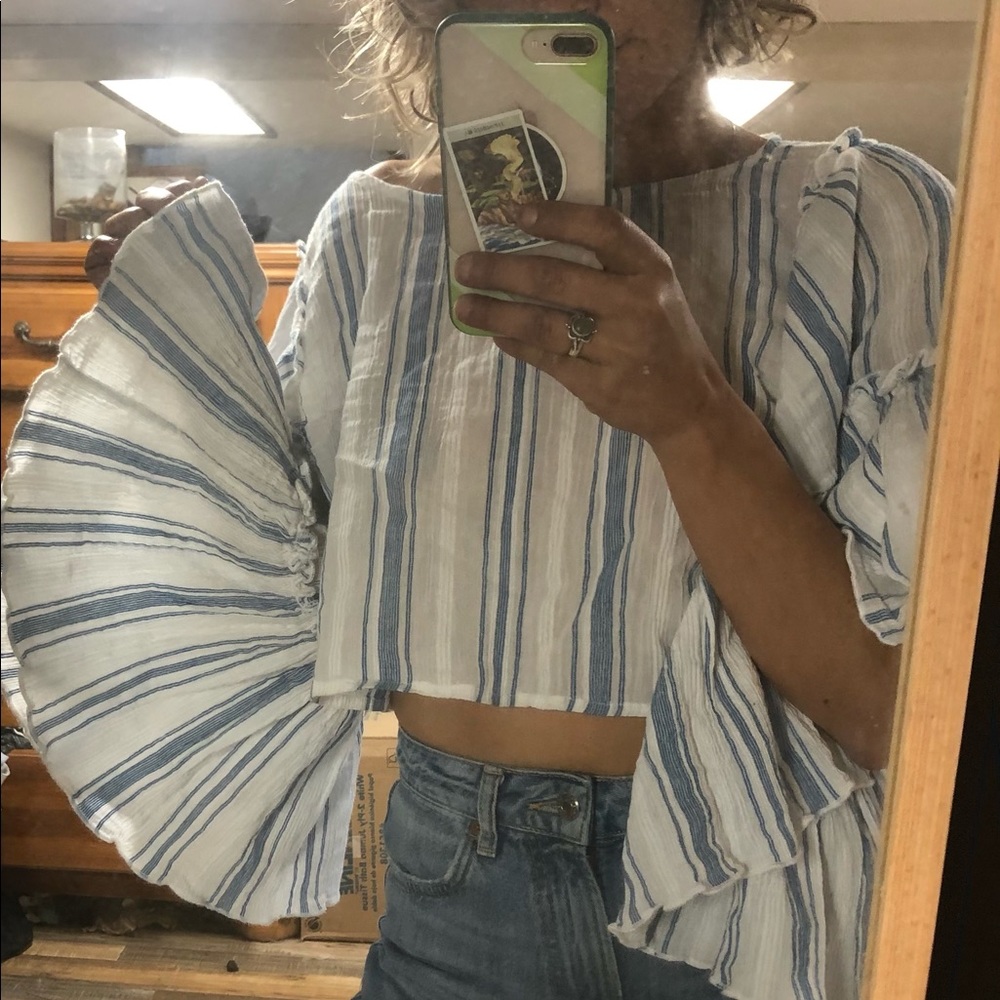 Large fan sleeve top